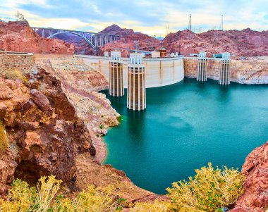 Arka planda Mike OCallaghan Pat Tillman Memorial Köprüsü ile Hoover Barajı 'nın görkemli manzarası. Nevada, Boulder City 'nin çarpıcı çöl manzarasına karşı yakalanmış. İnsanoğluna bir vasiyet.