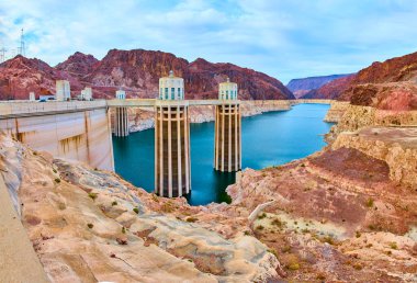 Hoover Barajı 'nın Colorado Nehri' ni kaplayan mühendislik harikasına hayran kaldım. Nevada 'nın engebeli arazisine dayanan bu ikonik yapı insanoğlunun yeniliklerini ve nefes kesici çöl güzelliklerini gözler önüne seriyor..