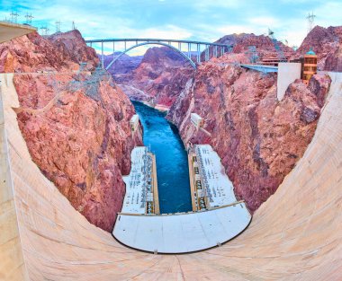 Hoover Barajı ve Mike OCallaghan Pat Tillman Anıt Köprüsü Kara Kanyon 'un engebeli güzelliğini birleştirerek Amerikan mühendisliğini Boulder City' deki Mead Gölü 'nün maviliğine karşı sergiliyor.