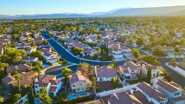 Las Vegas 'ın sakin bir banliyösünün havadan görünüşü, kırmızı kiremitli çatılar, palmiye çizgili sokaklar ve uzak dağlar, huzurlu meskun yaşam ve toplum cazibesinin özünü yakalıyor..