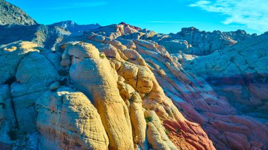Nevada 'daki Mountain Springs' teki Red Rock Canyons 'un canlı kaya oluşumlarının görkemli güzelliğini görün. Bu altın saat hava görüntüsü sanatın çarpıcı paletini yakalar..