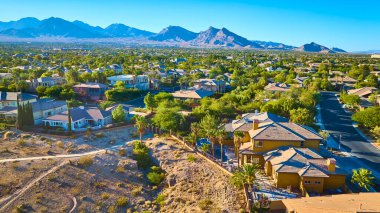 Las Vegas 'ın varoş mahallesinin bu havadan görünüşünde sakin bir çöl keşfedin. Yeşillik ve görkemli dağların arasına yerleşmiş bu topluluk huzur ve çarpıcı manzaralar sunuyor..