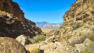 Nevada 'daki Kovboy Kanyonu' nun engebeli güzelliğini keşfedin. Bu hava manzarası görkemli dağ sırasını ve kurak manzarayı yakalar. Macera ve keşif meraklıları için mükemmeldir..