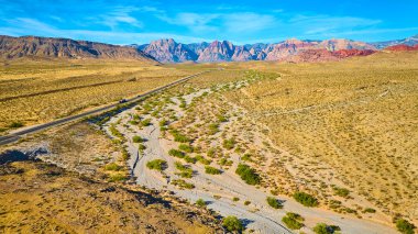 Nevada 'nın engin çöl manzarası engebeli arazi ve canlı Kızıl Kaya Kanyonu oluşumlarıyla. Amerikan Güneybatılarının sükunetini ve macerasını kucaklayın. Doğal güzellik..