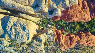 Mountain Springs Nevada 'daki Red Rock Kanyonu' nun hava manzarası. Canlı renkler ve engebeli oluşumlar bu nefes kesici çöl manzarasının esnekliğini ve güzelliğini gözler önüne seriyor..