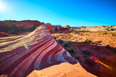 Nevada, Ateş Vadisi 'nin nefes kesici güzelliğini tecrübe edin. Açık mavi gökyüzünün altındaki canlı kumtaşı dalgaları doğayı, sanatçılığı ve zamansız merakı yakalıyor. Seyahat için mükemmel.