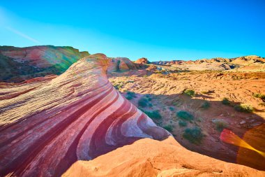 Nevada 'daki Fire State Park Vadisi' ndeki nefes kesici Ateş Dalgası 'nı deneyin. Moapa Vadisi 'nin gerçek bir doğal harikası olan altın saatin altında dönen kırmızı, pembe ve beyaz kumtaşına hayran kaldım.