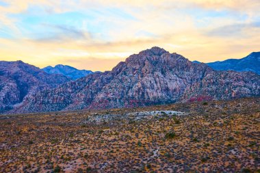 Nevada, Red Rock Kanyonu 'ndaki engebeli sıradağların nefes kesici manzarası. Bu görkemli çöl manzarasının huzur ve çiğ güzelliğinin tadını çıkarın. Yolculuk ve macera için mükemmel.
