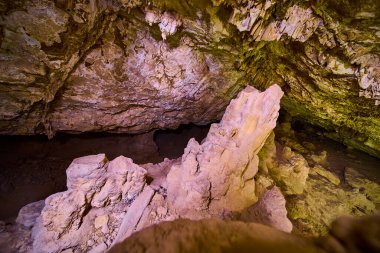 Nevada 'daki Kovboy Kanyonu' nun mistik güzelliğini keşfedin. Karmaşık sarkıtlar ve dikitler, toprak tonlarıyla aydınlatılmış, maceracılar ve jeoloji meraklıları için doğal bir merak yaratıyor..