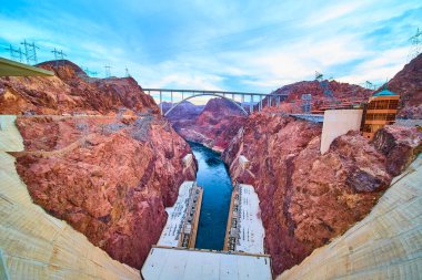 Nevada ve Arizona arasında Hoover Barajı 'nın nefes kesen hava manzarası. Colorado Nehri, muhteşem kızıl kaya kayalıkları ve görkemli köprüyle çevrili mühendislik harikalarından akar..
