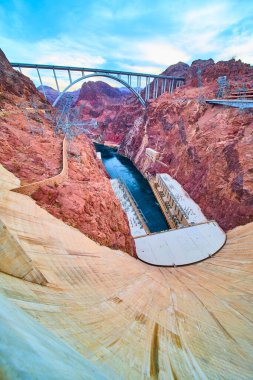 Mike OCallaghan Pat Tillman Köprüsü 'nün arka planında muhteşem çöl ortamında ikonik Hoover Barajı' nın hava görüntüsü.