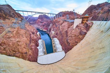 Hoover Barajı ve Mike OCallaghan Pat Tillman Anıt Köprüsü, gün doğumunda Boulder City ve Mead Gölü yakınlarındaki mühendislik harikalarıyla harmanlanarak, Colorado Nehri üzerinde görkemli bir şekilde duruyor..