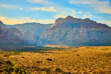 Nevada Red Rock Kanyonu 'nun göz kamaştırıcı güzelliğini kucaklayın. Görkemli kum taşı dağlarının altın saatinde parladığı yer. Bu ürkütücü çöl manzarasında doğanın dinginliğini hissedin..