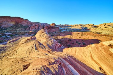 Ateş Dalgası 'nın Nevada' daki Valley of Fire State Park 'taki nefes kesici görüntüsü. Parlayan kumtaşı oluşumları geç güneş altında parlıyor. Çöllerin mükemmel bir yansıması doğal sanatçılık ve sükunet..