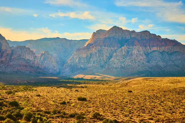 Nevada Red Rock Kanyonu 'nun göz kamaştırıcı güzelliğini kucaklayın. Görkemli kum taşı dağlarının altın saatinde parladığı yer. Bu ürkütücü çöl manzarasında doğanın dinginliğini hissedin..