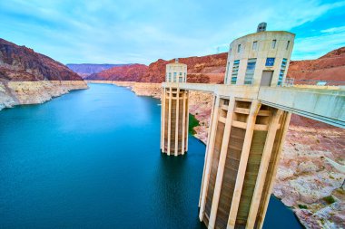 Arizona-Nevada sınırında bir mühendislik harikası olan Hoover Barajı 'nın nefes kesici manzarası. Yüksek beton yapıları ve Mead Gölü' nün sakin mavi suları öğleden sonra gökyüzünün altında..