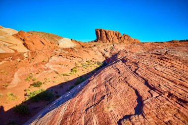 Nevada 'daki Moapa Vadisi Ateş Vadisi' ndeki nefes kesici kırmızı kumtaşı oluşumlarını araştırın. Amerika 'nın bu ikonik güneybatı çöl manzarasında berrak mavi gökyüzünün altında sanatsal deneyimler..