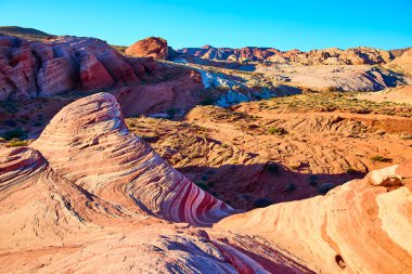 Nevada Moapa Vadisi 'ndeki nefes kesici Ateş Vadisi' ni keşfedin. Parlak mavi gökyüzü altında canlı Ateş Dalgası kumtaşı oluşumlarına, doğanın sanatsal özelliklerinin çarpıcı bir kanıtı..