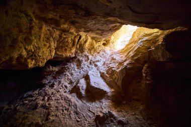 Las Vegas 'taki Kovboy Kanyonu' nun gizemine gir. Güneş ışığı engebeli mağarayı delip, topraksı tonlarını aydınlatır. Macera arayanlar ve doğa meraklıları için mükemmel bir doğa harikası..