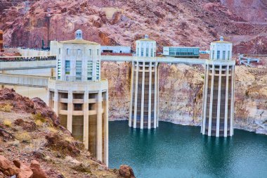 Hoover Barajı 'nın ve engebeli uçurumlara karşı yükselen emme yapılarının nefes kesici manzarası. Nevada' daki Meads Gölü 'nün sakin mavi suları. Mühendisliğin ve doğanın mucizesi. Uyum içinde güzellik..