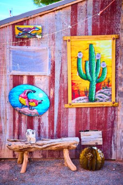 Charleston Dağı 'nın güneybatı cazibesi: canlı bir kaktüs sanat eseri ve kırsal ahşap bir duvara karşı bıldırcın, metal bir heykel ve bank ile tamamlanmış. Nevada 'da sıcak bir çöl havası.