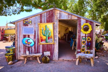 Kırsal kulübe, Charleston Nevada Dağı 'ndaki bir çöl manzarasında canlı sanatla süslenmiş. Sıcak güneş ışığı, güneybatı cazibesi ve yaratıcılığını gösteren renkli süslemeleri ön plana çıkarıyor. Sanatsal açıdan mükemmel.