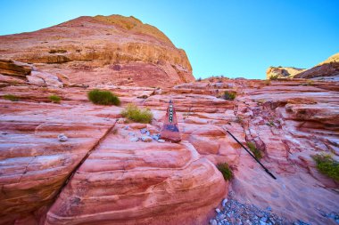 Nevada Moapa Vadisi 'ndeki görkemli Ateş Vadisi' ni keşfedin. Canlı kırmızı kaya oluşumlarını, berrak mavi gökyüzünü ve unutulmaz bir doğa macerası için işaretlenmiş yürüyüş yollarını keşfedin..