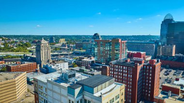 Cincinnati 'nin canlı gökyüzü manzarası tarihi ve modern mimarinin ahenkli bir harmanını gösteriyor. Ohio Nehri' ni kaplayan ikonik sarı köprü bir parça kentsel bağlantı sağlıyor..