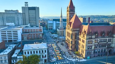 Cincinnati şehir merkezinin havadan görünüşü, Ohio 'daki zengin bir kültür, sanat ve şehir yaşamını somutlaştıran tarihi belediye binası, renkli sokak resimleri ve modern gökyüzünün canlı bir karışımını sergiliyor..