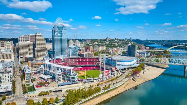 Cincinnati şehir merkezinin ikonik Büyük Amerikan Top Parkı ve Ohio Nehri 'nin çevresindeki ufuk çizgisinin canlı şehir ve spor atmosferini artırdığı hava manzarası. Turizm için mükemmel.