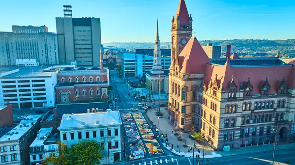 Cincinnati şehir merkezinin havadan görünüşü, Ohio 'daki zengin bir kültür, sanat ve şehir yaşamını somutlaştıran tarihi belediye binası, renkli sokak resimleri ve modern gökyüzünün canlı bir karışımını sergiliyor..