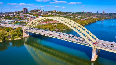Cincinnati, Ohio 'daki Daniel Carter Sakal Köprüsü' nün hava görüntüsü. Bu ikonik açık sarı kemer köprüsü Ohio Nehri boyunca uzanır, canlı şehir manzarasını pürüzsüz ulaşıma bağlar..