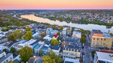 Günbatımında Cincinnati 'nin havadan görünüşü dolambaçlı nehir boyunca tarihi ve modern mimarinin uyumlu bir harmanını vurgular. Bu güzel Ohio kasabasının cazibesini ve sükunetini hissedin..