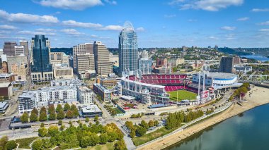 Cincinnati şehir merkezinin havadan görünüşü, şehir merkezinin dinamik manzarasını gözler önüne seren, Ohio Nehri boyunca hareketli bir ufuk çizgisi ve büyük Amerikan Top Parkı 'nı gözler önüne seriyor..