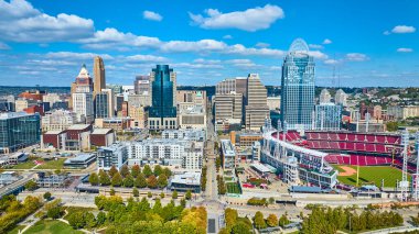Büyük Amerikan Kulesi, PNC Kulesi ve parlak mavi bir gökyüzünün altındaki canlı Büyük Amerikan Top Parkı ile büyüleyici ufuk çizgisini gösteren Cincinnati, Ohio şehir merkezinin hava görüntüsü. İdeal şehir