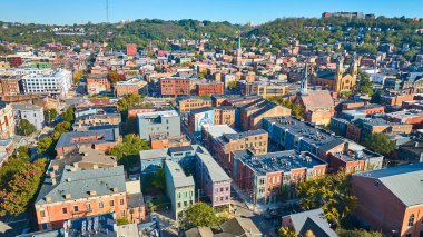 Cincinnati şehir merkezinin havadan görünüşü tarihi cazibeyle modern mimariyi harmanlıyor. Ohio 'daki Washington Park' ı çevreleyen renkli ve yemyeşil cephelerin karışımını deneyin..