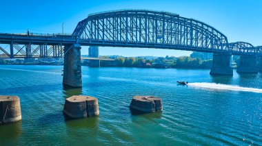 Cincinnati 'deki Ohio Nehri' ni kaplayan ikonik Purple People Köprüsü 'nün nefes kesici bir görüntüsü. Bu canlı sahne, şehir ve şehir manzarası için mükemmel olan kentsel ufuk çizgisi ve doğanın karışımını yakalar.
