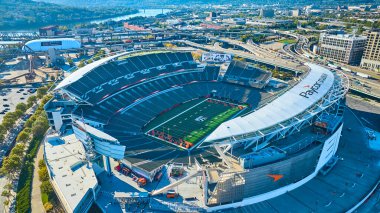 Cincinnati, Ohio 'daki Paycor Stadyumu' nun hava manzarası canlı şehir silueti ve açık mavi gökyüzünün altındaki manzaralı Ohio Nehri ile çevrili modern spor mekanını gösteriyor. Şehir için mükemmel.