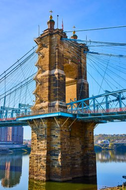 John A Roebling Askı Köprüsü Ohio Nehri boyunca uzanır ve Cincinnati 'yi Covington' a bağlar. Kentsel ufuk çizgisiyle çevrili tarihi mimarisi, mühendisliğin mükemmelliğinin bir kanıtıdır.