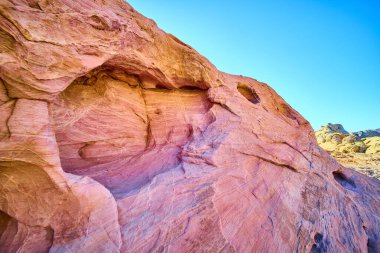 Ateş Vadisi 'nin büyüleyici güzelliğini tecrübe edin. Canlı kırmızı ve pembe kaya oluşumları. Nevada Moapa Vadisi 'nin sonsuz çöl manzarasını keşfedin. Açık mavi gökyüzünün altında. Macera bekliyor..