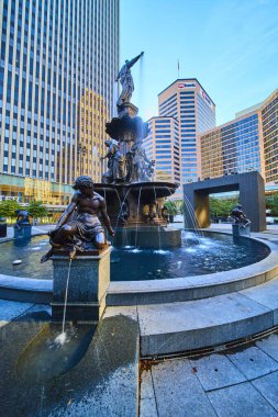 Iconic Tyler Davidson Fountain modern gökdelenlerle çevrili Cincinnati Fountain Meydanı 'nı şereflendiriyor. Bu canlı şehir manzarası açık mavi gökyüzü altında sanat ve mimariyi harmanlıyor. Şehir manzarası için mükemmel