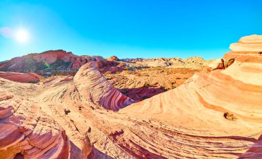 Ateş Vadisi Parkı 'ndaki büyüleyici Ateş Dalgası' nı deneyin. Engebeli kayalıklara ve açık mavi gökyüzüne karşı dönen kırmızı ve beyaz kumtaşı oluşumlarına hayranım. Nevada çölünde doğal bir mucize.