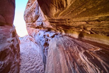 Nevada, Ateş Vadisi 'nin büyüleyici kumtaşı kıvrımlarını keşfedin. Bu dar çöl kanyonu, doğanın sanatsal özelliklerini sergiliyor. Altın saat boyunca macera ve sükuneti eşit ölçüde davet ediyor..