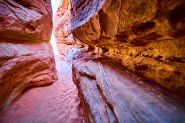 Nevada Ateş Vadisi 'ndeki Moapa Vadisi kanyonlarının göz kamaştırıcı güzelliğini keşfedin. Bu nefes kesici çöl manzarasında kumtaşının sıcacık tonlarını ve huzur dolu güneş ışığını hissedin..