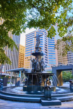 Tarihi sanatın modern yaşamla buluştuğu Cincinnati Ohio 'daki ikonik Fountain Meydanı' nı keşfedin. Şelalelerin zarif heykelleri, şehir manzarası ve huzur verici yeşillik arasına kültür katıyor..