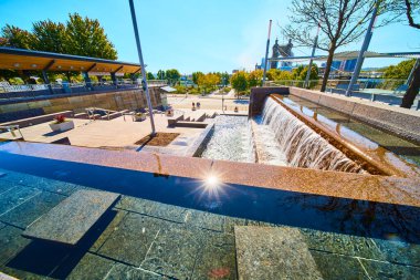 Cincinnati 'deki canlı şehir parkında, çarpıcı bir taş su özelliği ve parlak modern mimari ile sükuneti tecrübe edin. Huzurlu anlar arayan şehir sakinleri için mükemmel bir dinlenme yeri.