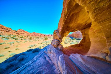 Nevada Ateş Vadisi Moapa Vadisi 'nde nefes kesici bir kaya. Bu berrak mavi gökyüzünün altındaki canlı renkleri ve uçsuz bucaksızlığı tecrübe et. Seyahat ve doğa terfileri için mükemmel..