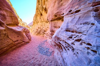 Nevada, Ateş Vadisi 'ndeki Moapa Vadisi' nin göz kamaştırıcı kanyonunun canlı renklerini ve karmaşık kumtaşlarını keşfedin. Bu büyüleyici çöl manzarasında sanat ve sükunet deneyimi..