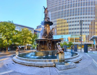 Klasik zarafetin modern şehir hayatıyla buluştuğu Ohio, Cincinnati 'deki Fountain Square' in cazibesini keşfedin. Bu şehir vahasının sakin atmosferinin tadını çıkarın, rahatlık ve keşif için mükemmel..