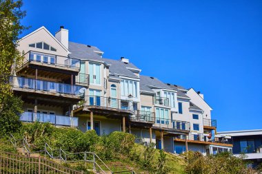 Cincinnati 'deki modern yamaç kenarındaki evler geniş camlı, ahşap balkonlu ve yemyeşil renkli gösterişli tasarım. Güneşli bir günde doğayla uyum içinde yaşamak lüks için mükemmel..